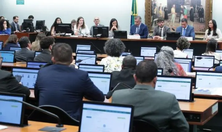 CCJ da Câmara adia análise da PEC da redução da maioridade penal